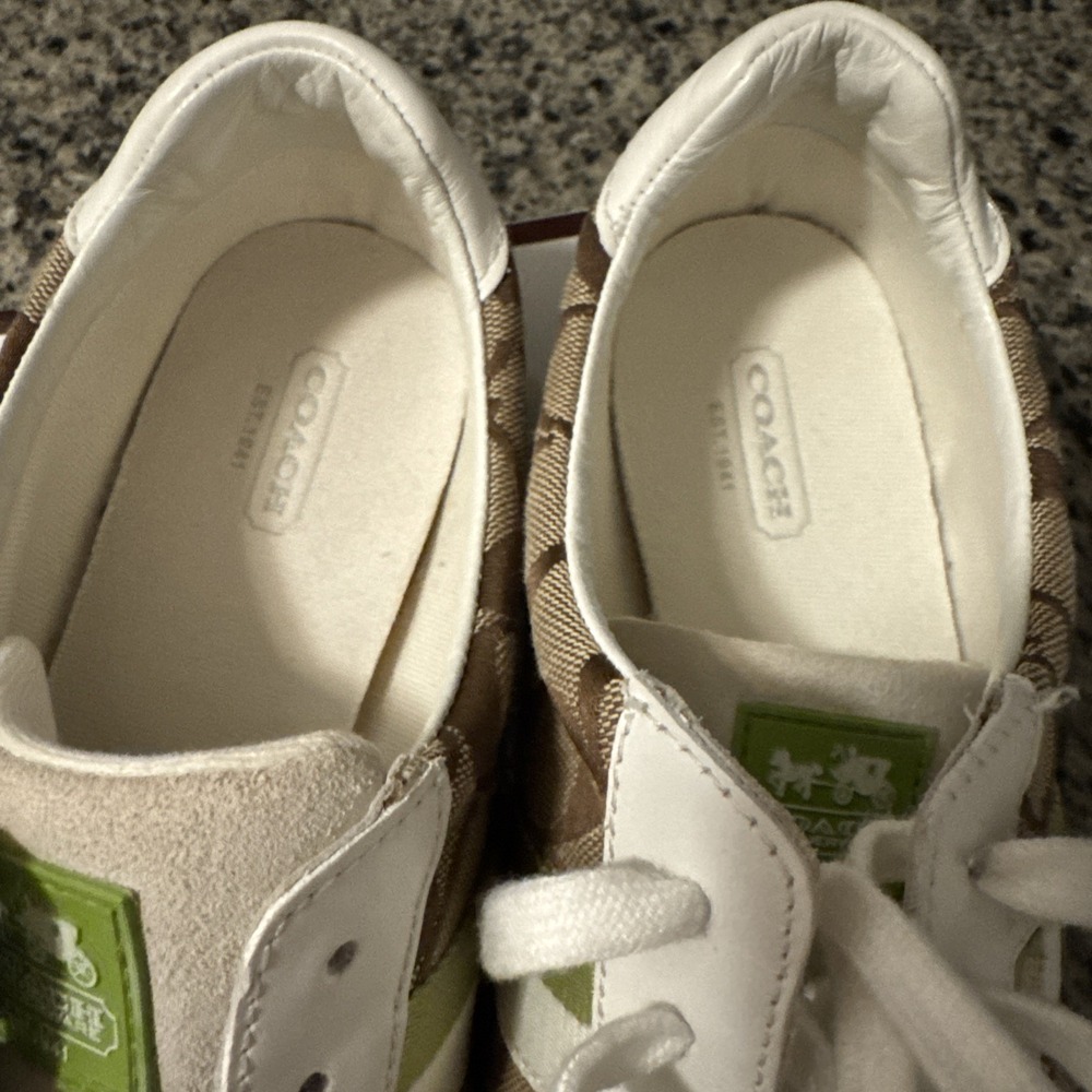 Coach - Picture 2 of 8